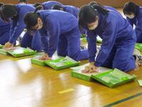 100回／分のリズムで押します。